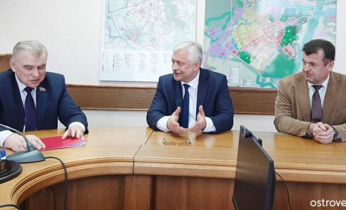 Депутат парламента Виктор Свилло провел прием граждан и встретился с руководством Островецкого района