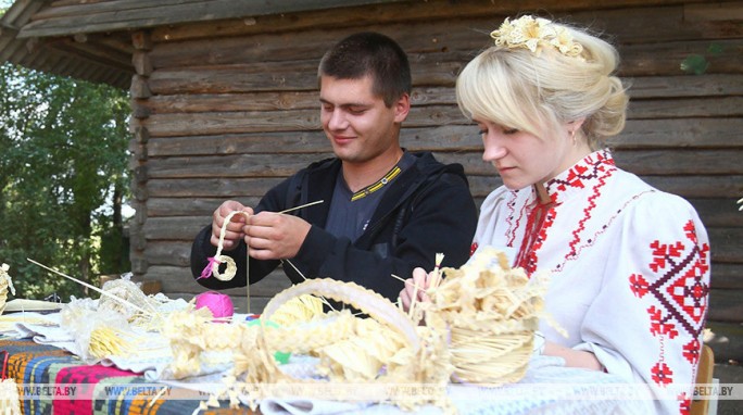 Оригинальную серию сувениров 'Дакрануцца да гісторыі' создают мастера Гродненского района