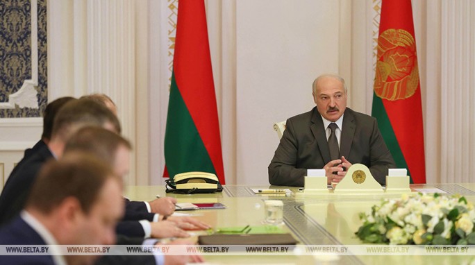 Александр Лукашенко потребовал разобраться с распространителями фейков о смертях из-за коронавируса