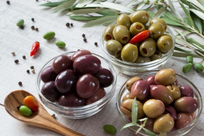 Зеленые оливки и черные маслины: что лучше не покупать?