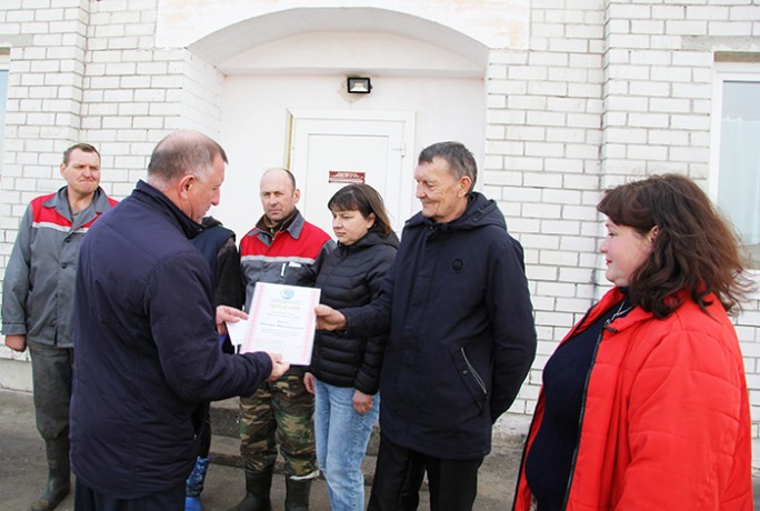 Кто на Мостовщине в передовиках животноводства