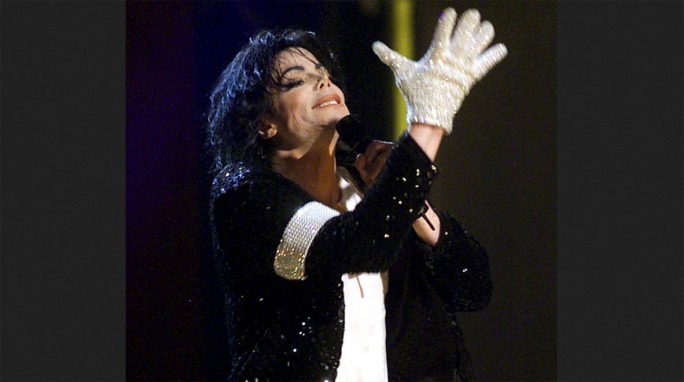 Легендарную белую перчатку Майкла Джексона продали на аукционе за $104 тыс.