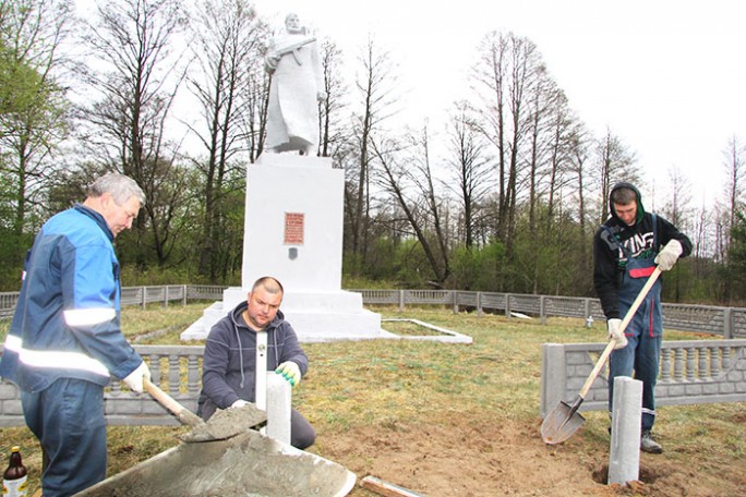 Узнайте, кто ремонтирует памятник  в деревне Задворье