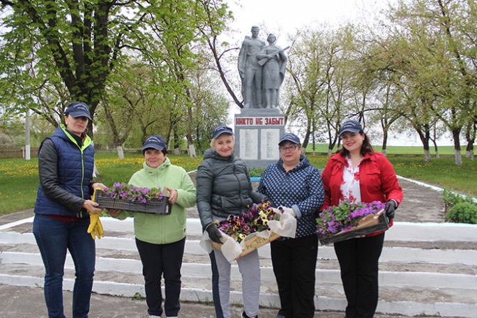 Цветы у памятника в агрогородке Зарудавье высадили активисты профсоюза и совета ветеранов