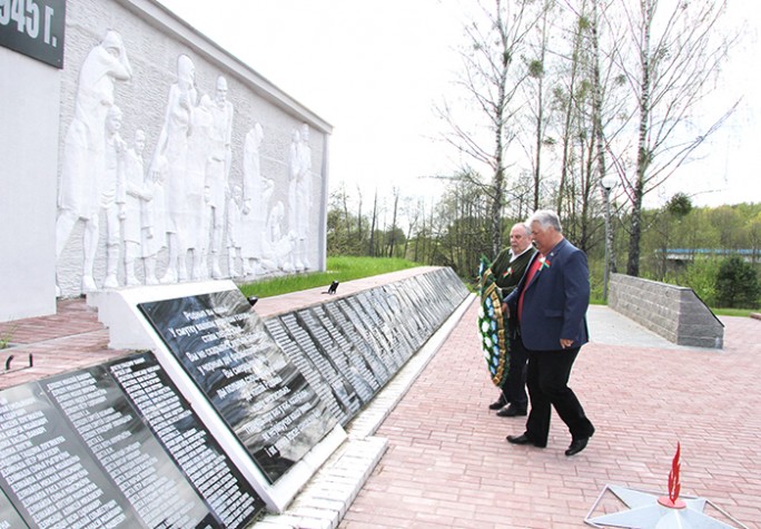 Мостовчане присоединились  к патриотической акции «Беларусь помнит. Помним каждого»