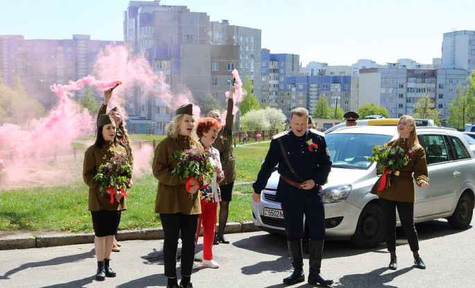 Концерт под окнами и письма-треугольники для ветеранов. Молодежь Гродно присоединилась к проекту 'Беларусь помнит. Солдаты Победы'