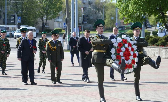 Тем, кто первым принял бой. Венки и цветы возложили 8 мая к подножию мемориала советским воинам-пограничникам в Гродно