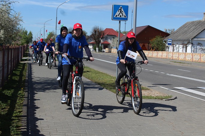 Пионеры Мостовщины организовали велопробег и поздравили ветерана Великой Отечественной войны Константина Кучуна