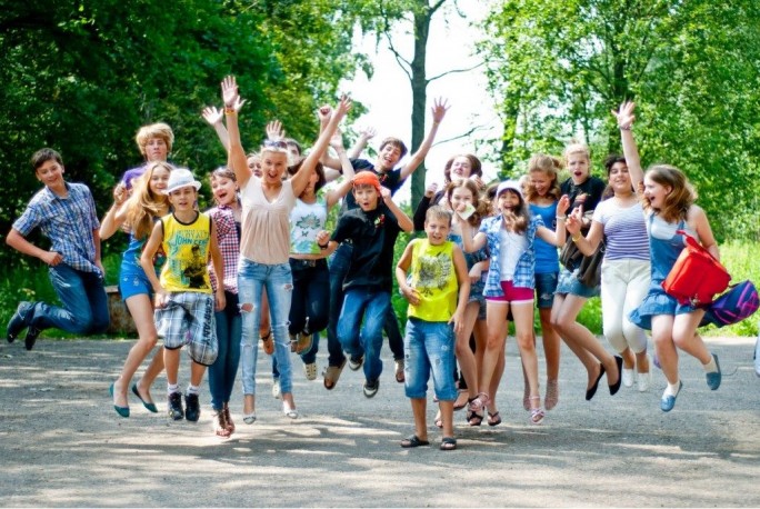 Мостовский районный центр творчества детей и молодёжи приглашает ребят провести лето весело и с пользой