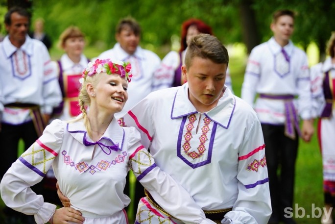 В сельской школе деревни Большие Озерки Мостовского района учат танцевать уникальную кадриль