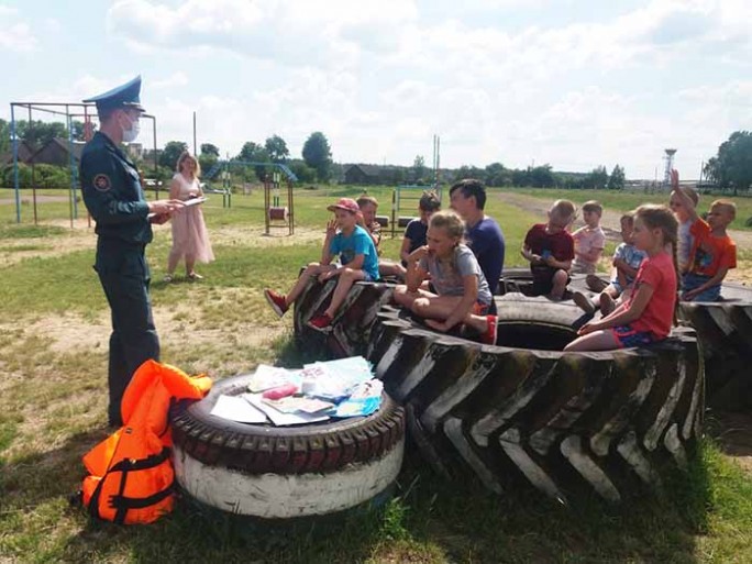 Нескучно о безопасности. Спасатели Мостовского РОЧС встретились с ребятами  из летнего оздоровительного лагеря