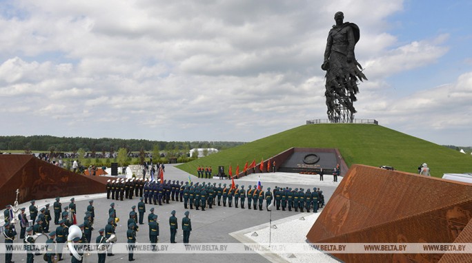 'Он всегда будет символом нерушимой дружбы' - Александр Лукашенко принял участие в открытии мемориала подо Ржевом