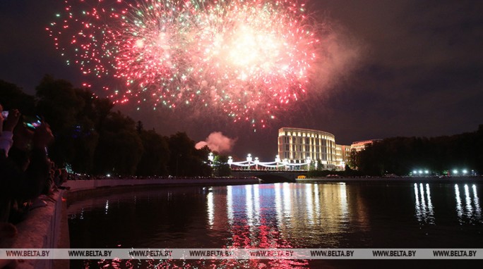 В Минске дали праздничный салют в честь Дня Независимости