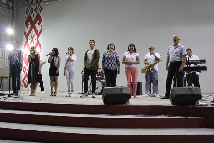 Мостовчане спели гимн вместе в День Независимости Республики Беларусь