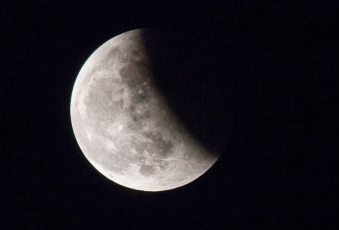 Жители Земли наблюдали полутеневое лунное затмение
