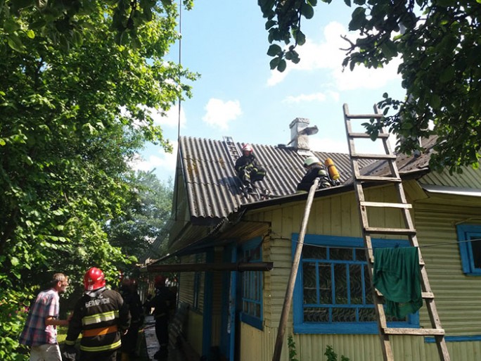Повреждена кровля, никто не пострадал: пожар в Мостах, на улице Якуба Коласа