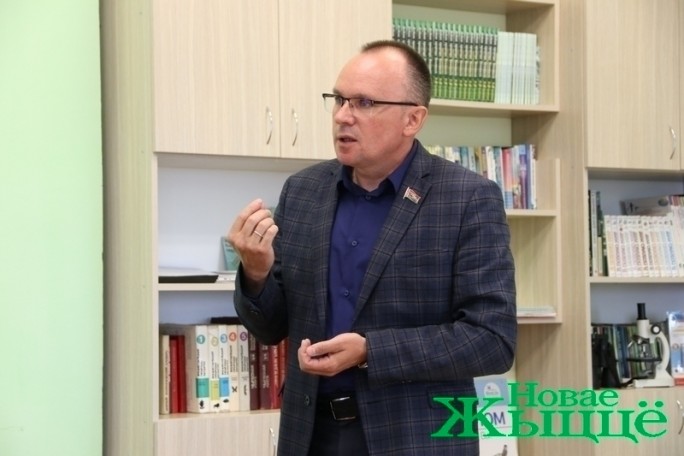 Депутат Палаты представителей Национального собрания Александр Сонгин встретился с коллективами Центра творчества детей и молодежи и библиотеки семейного чтения