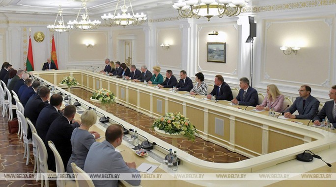 'Люди авторитетные, которые формируют мнения' - Александр Лукашенко встретился c доверенными лицами