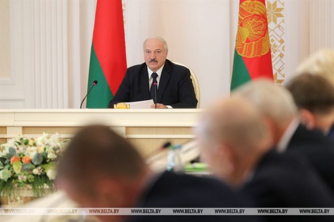 Александр Лукашенко: борьба с коронавирусом обошлась бюджету в полмиллиарда рублей, но человек важнее денег