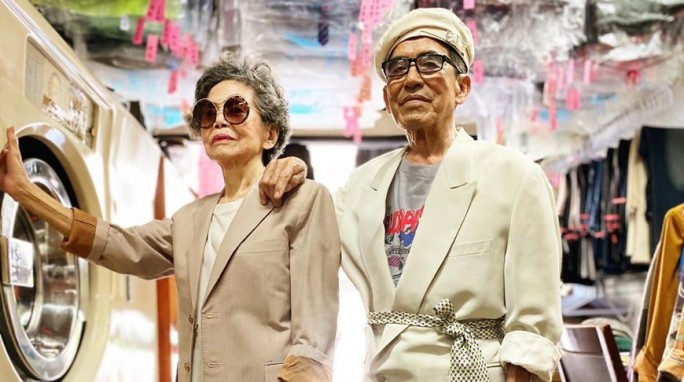 Пенсионеры из Тайваня сделали несколько снимков в забытой одежде и стали звездами сети