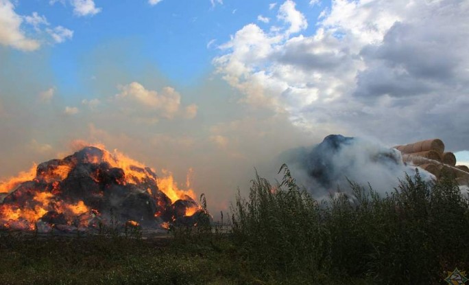 Подробности пожара под Гродно, где сгорело 80 тонн соломы