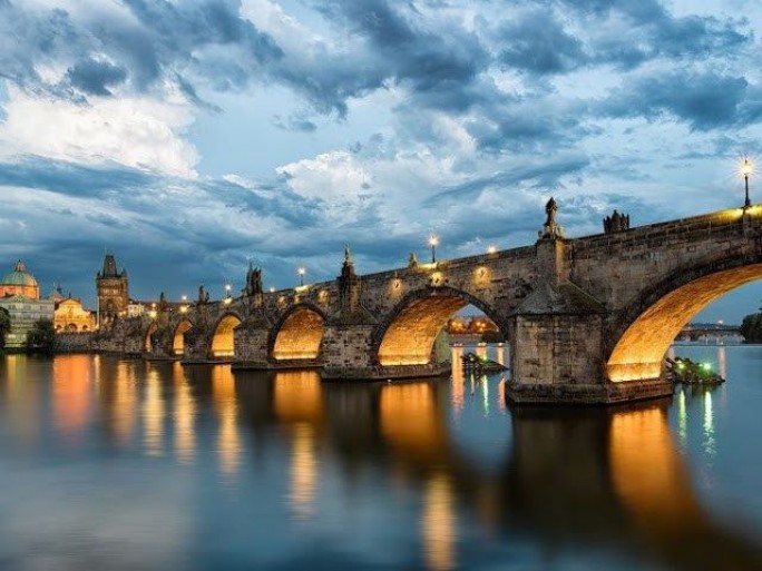 Карлов мост привлекает больше всего туристов в Праге