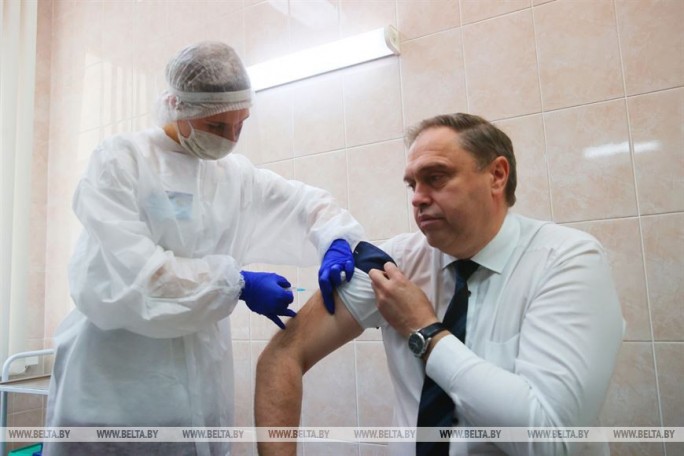 Прививку от гриппа сделали уже 10 тыс. жителей Гродненской области, среди них и руководитель региона