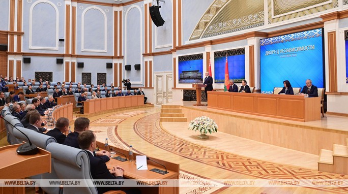 Александр Лукашенко проводит встречу с политическим активом страны