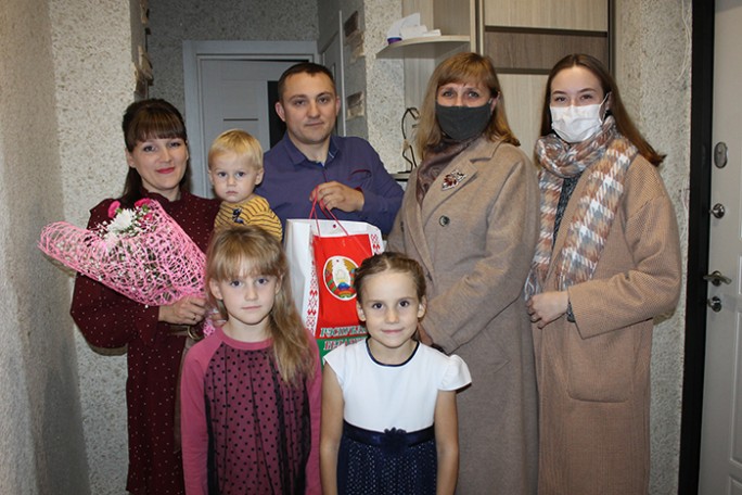 Поздравления и подарки ко Дню матери принимала многодетная мостовчанка Елена Лукомская и их большая дружная семья