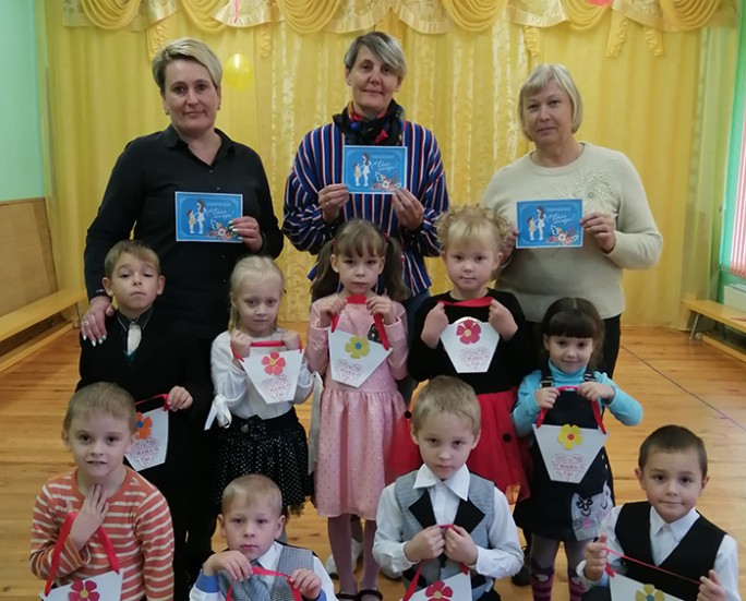 Воспитанники Лунненского детского сада подарили своим мамам частичку любви