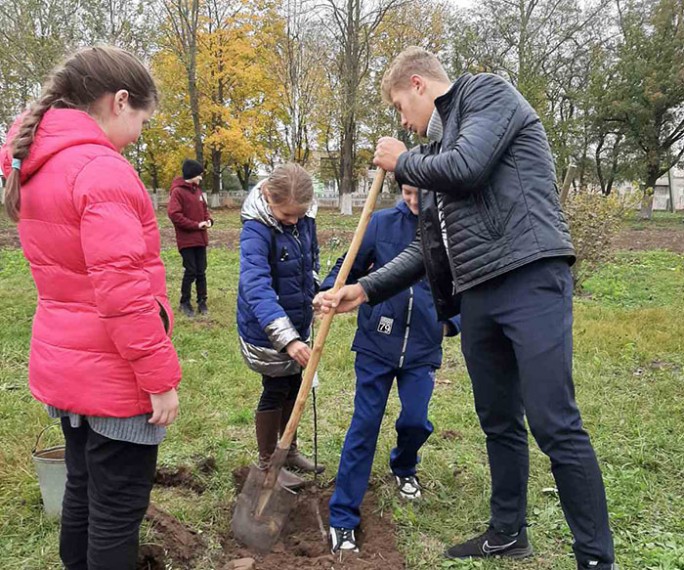 Добрыя справы для малой радзімы. У Рагозніцкім дз/с-СШ заклалі яблыневы сад