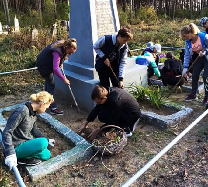 Чтобы помнили. Учащиеся Милевичского д/с-СШ навели порядок у  памятников погибшим