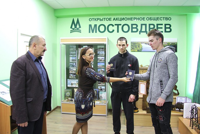 В коллективе ОАО «Мостовдрев» торжественно проводили на службу в армию двух работников