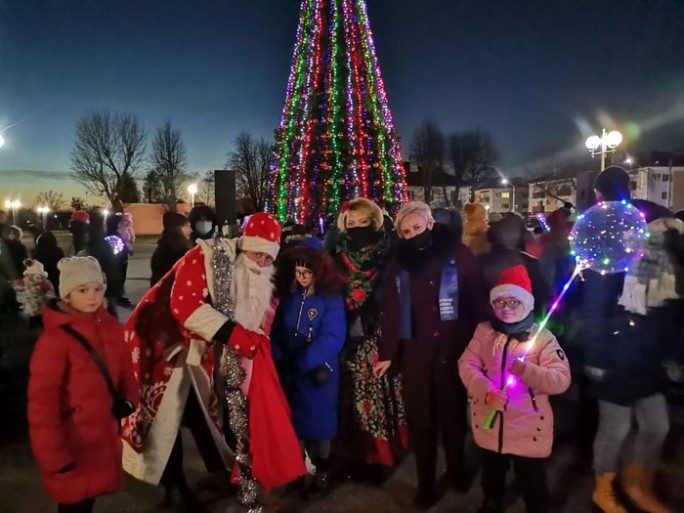 С новогодним настроением и улыбками мостовчане веселились у  новогодней ели