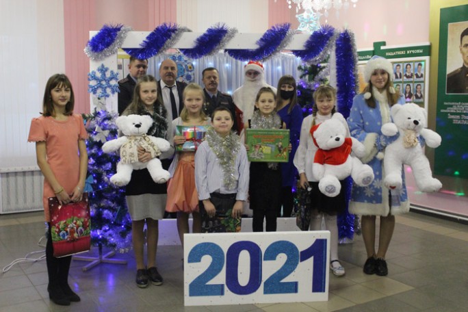Исполнили новогоднюю мечту. Мостовчане присоединились к благотворительной акции «Ёлка желаний»