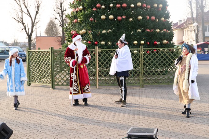 Ярмарка, хоровод и поздравление Деда Мороза: новогодняя встреча у главной городской ёлки в Мостах