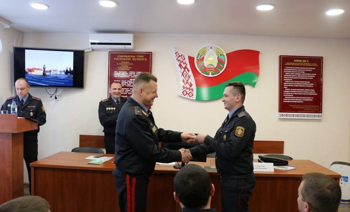 Начальник УВД вручил ключи от новых служебных автомобилей лучшим участковым