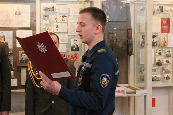 Молодые сотрудники Мостовского РОЧС принесли торжественную присягу
