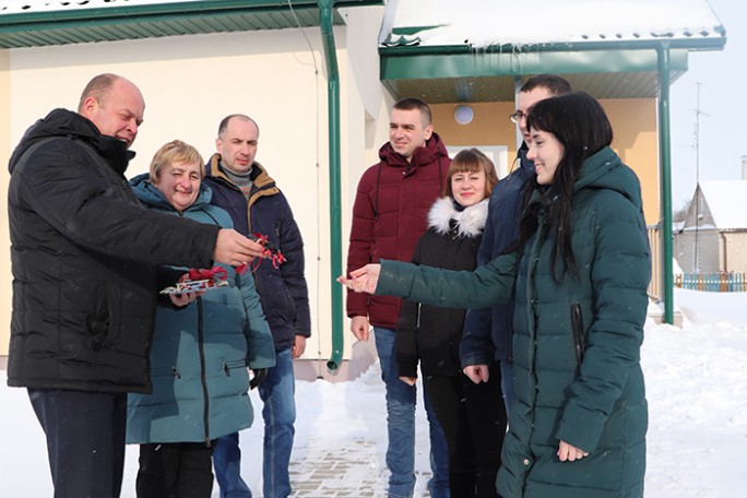 Две молодые семьи из агрогородка Гудевичи получили ключи от нового двухквартирного дома