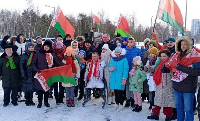 Участники автопробега 'За Беларусь' поехали на хоккей