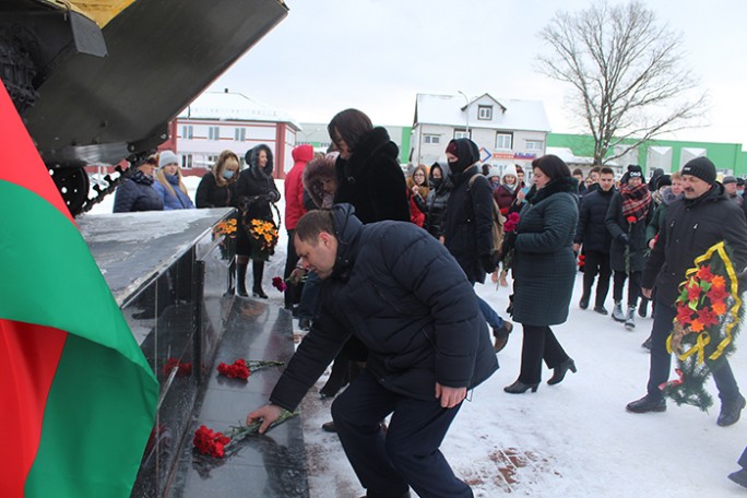 Всех сплотила память. В Мостах состоялся митинг, посвящённый Дню памяти воинов-интернационалистов