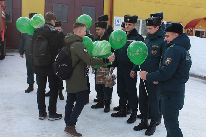 Активисты молодёжного движения Мостовщины поздравили с праздником мужчин в трудовых коллективах