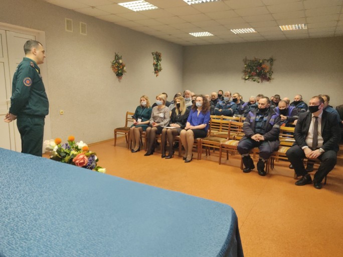 В рамках Единого дня безопасности сотрудники Мостовского РОЧС посещают трудовые коллективы