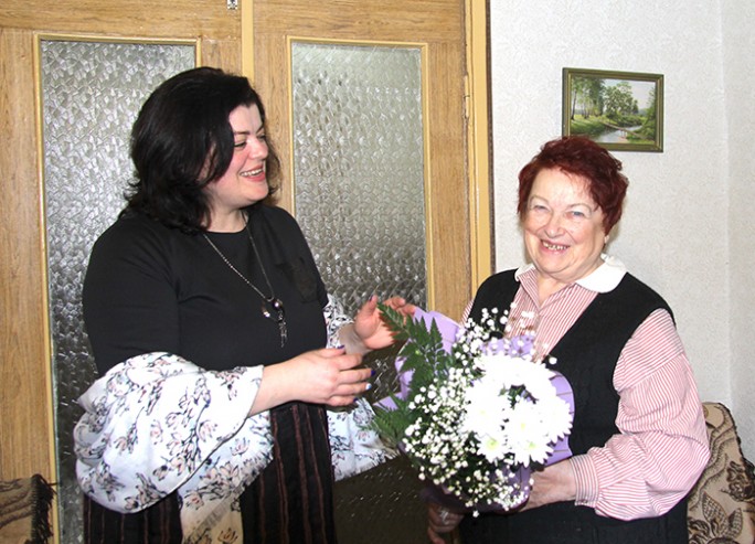 Творческий педагог и талантливая поэтесса  мостовчанка Зоя Касьянович принимала поздравления от профсоюза