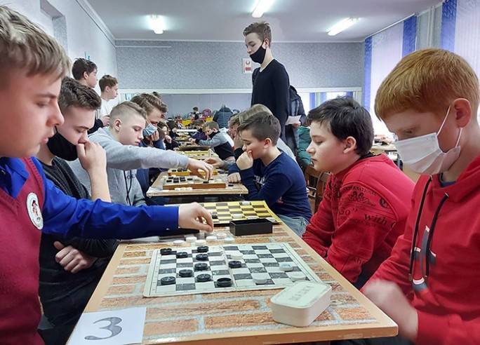 Узнайте, кто победил в чёрно-белом шашечном турнире и представит Мостовщину в области