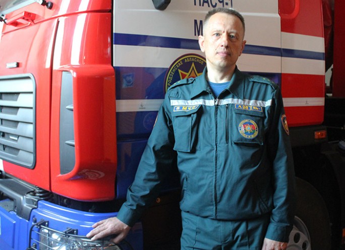 Более двух десятков лет безупречно служит в Мостовском РОЧС водитель пожарной машины Павел Омелько