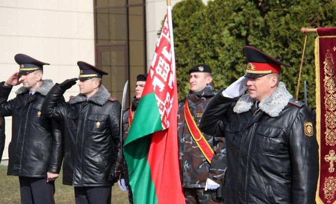 Впереди новые вызовы и начинания. Экс-начальник УВД Гродненского облисполкома Вадим Синявский попрощался со знаменем гродненской милиции