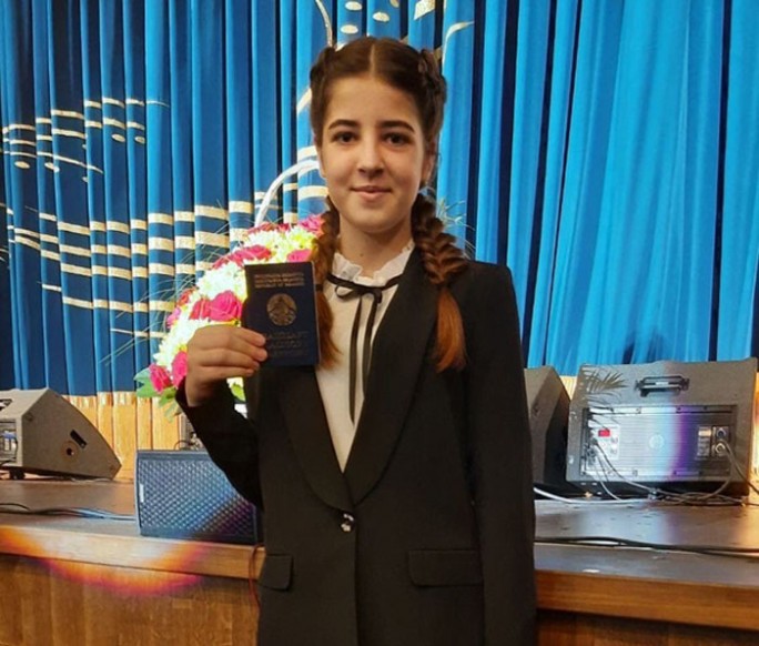 Паспорт – в День Конституции! Юная мостовчанка Анна Сафоник получила свой первый  и главный документ из рук губернатора Гродненской области