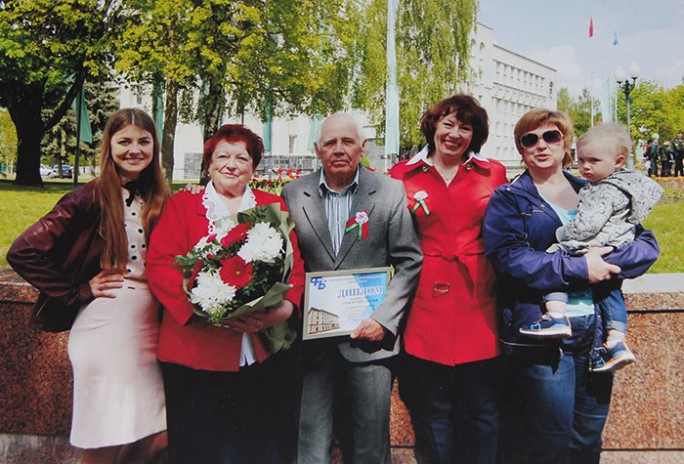 В Мостах поздравили с 85-летием ветерана педагогического труда Михаила Касьяновича