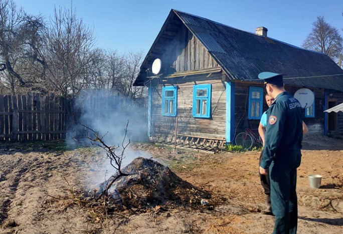 Девять палов сухой растительности ликвидировали мостовские спасатели за прошедшие выходные